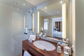Bathroom | Free toiletries, hair dryer, bathrobes, towels - Hilton Garden Inn Vienna South (Vienna)