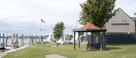 Un port de plaisance avec des bateaux amarrés, un kiosque et un bâtiment portant l’inscription « Centre communautaire de sports nautiques ».