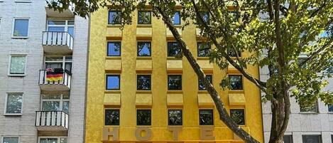 Vista frontal de la propiedad