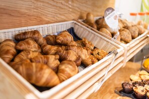朝食 (ビュッフェ)、毎日提供 (1 名様 17.9 EUR)