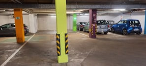Parking sans voiturier (19.5 EUR par nuit)