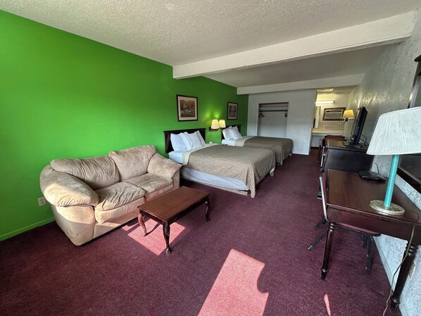 Kamar, 2 Tempat Tidur Queen, Bebas Asap Rokok | Meja kerja, setrika/meja setrika, Wi-Fi gratis, dan seprai linen