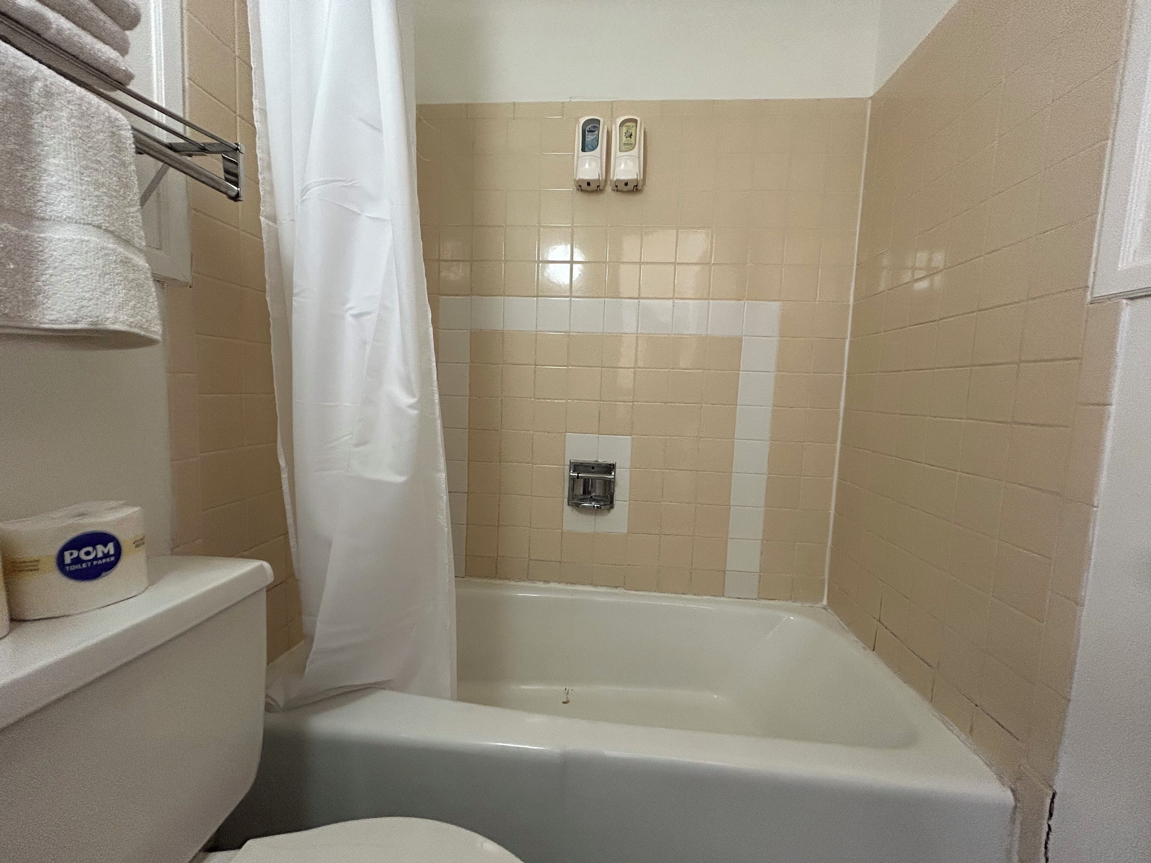 Articles de toilette (gratuits), séchoir à cheveux, serviettes fournies