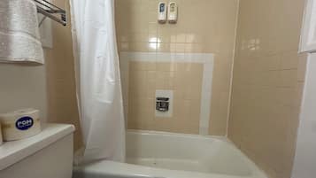 Articles de toilette (gratuits), séchoir à cheveux, serviettes fournies