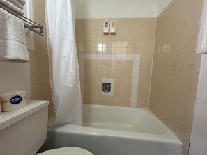 Free toiletries, hair dryer, towels - Budget Inn Mexico MO on US 54 (Mexico)
