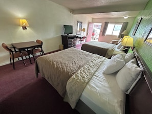 Rom, 2 queensize-senger, ikke-røyk | Skrivebord, strykejern/-brett, wi-fi (inkludert) og sengetøy
