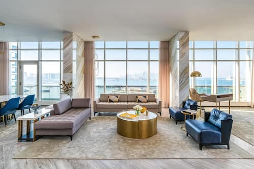 Ropa de cama de alta calidad y artículos del minibar gratis