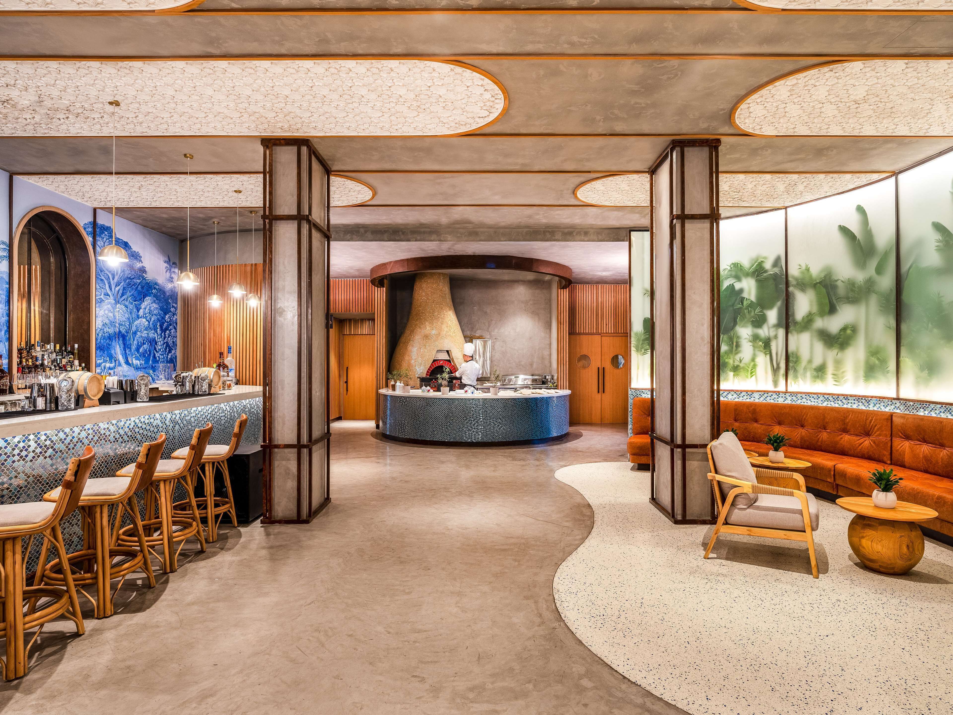 6 restaurants, breakfast, lunch, dinner served; international cuisine