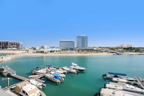 Plage privée, chaise longue, parasol, serviettes de plage