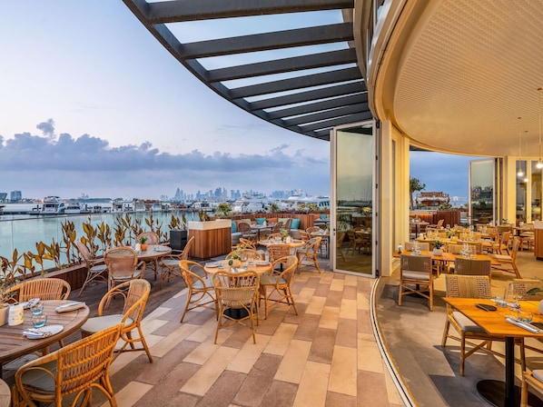6 restaurants, breakfast, lunch, dinner served; international cuisine 