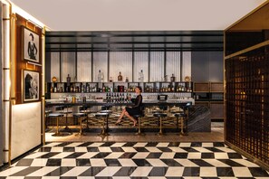 3 bars/lounges, poolside bar, beach bar - Rixos Gulf Hotel Doha (Doha)