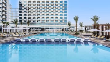 2 piscines a l'aire lliure, cabanes (de pagament) i para-sols