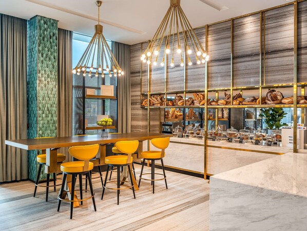 6 restaurantes, se sirven desayunos, comidas y cocina internacional