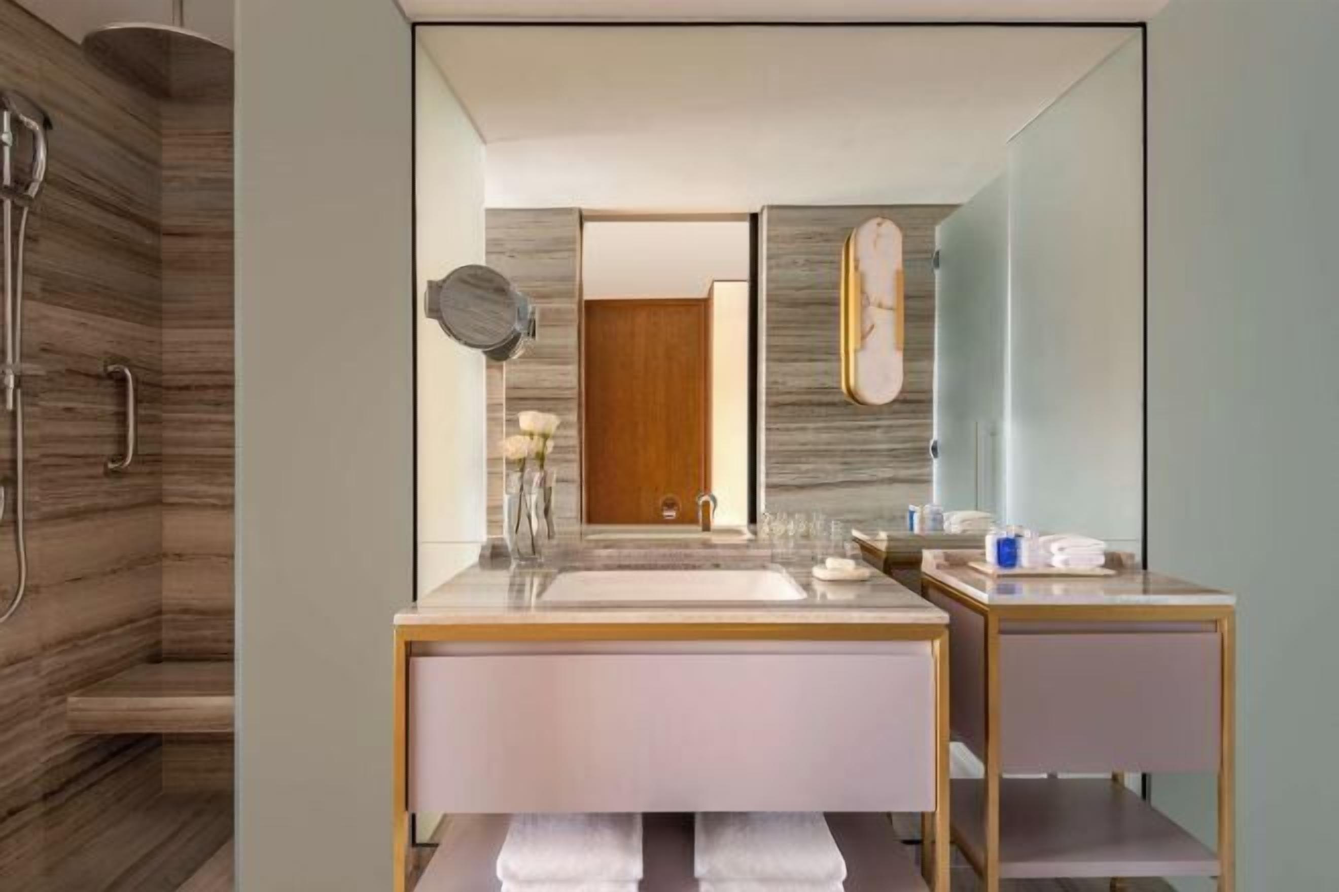 Regadera tipo lluvia y amenidades de baño ecológicas 