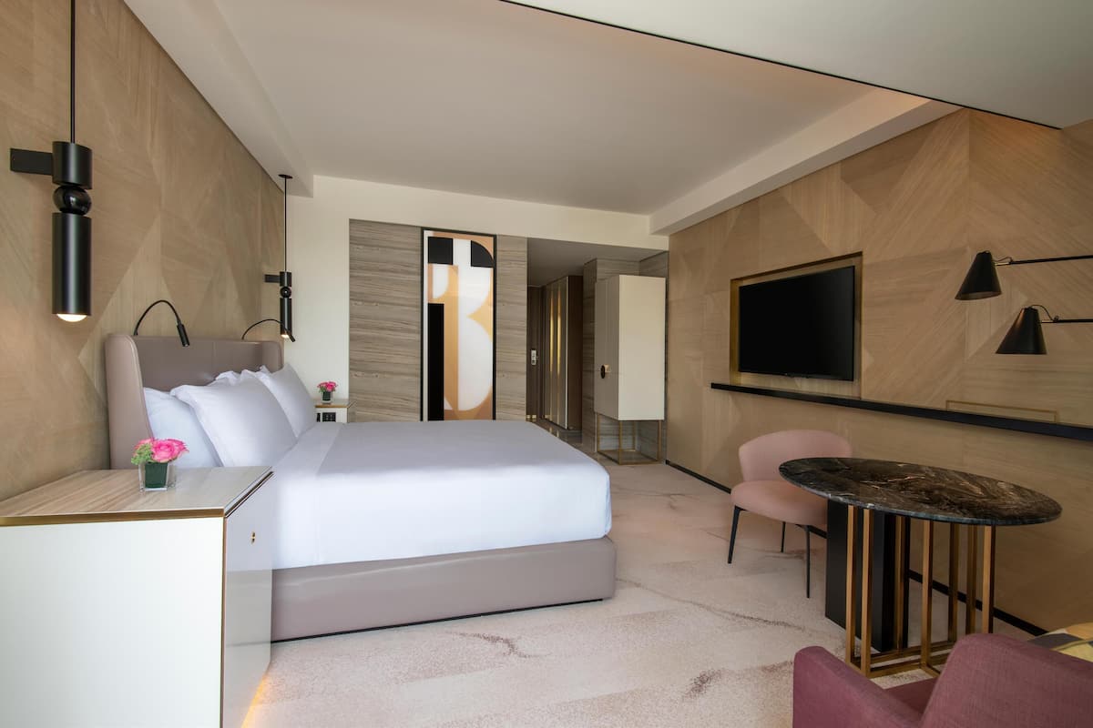 1 bedroom, premium bedding, free minibar items, in-room safe