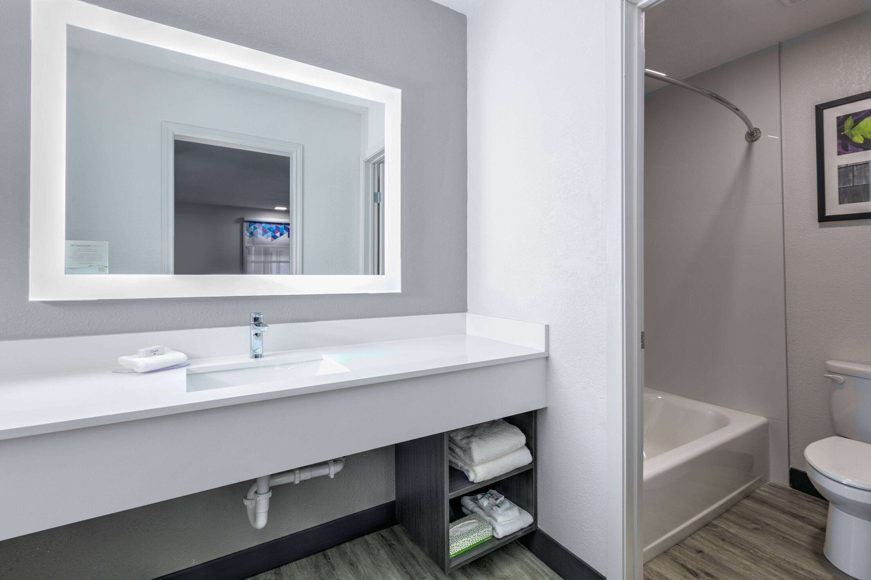 Combined shower/tub, free toiletries, hair dryer, towels