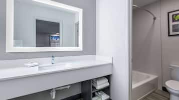 Combined shower/tub, free toiletries, hair dryer, towels