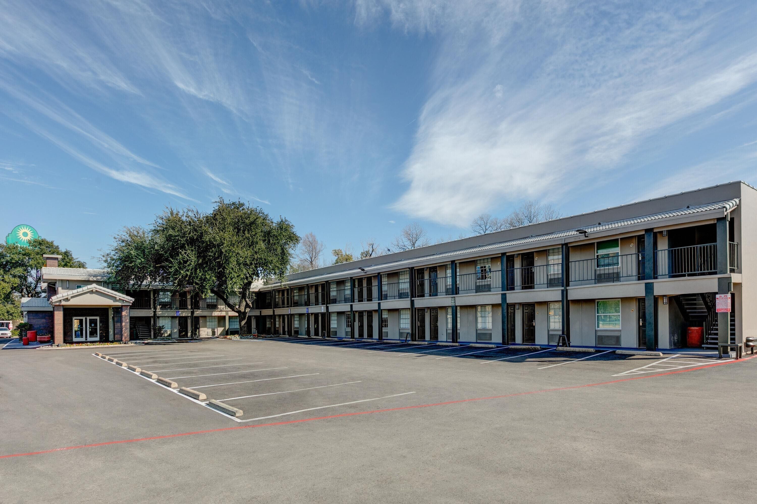 Photo - La Quinta Inn by Wyndham Dallas Uptown