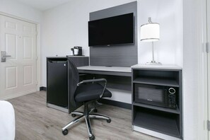 Premium bedding, pillowtop beds, blackout drapes, iron/ironing board - La Quinta Inn by Wyndham Dallas Uptown (Dallas)