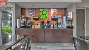 Ein modernes Café mit Holztresen, Kaffeemaschinen und einer Speisekarte.