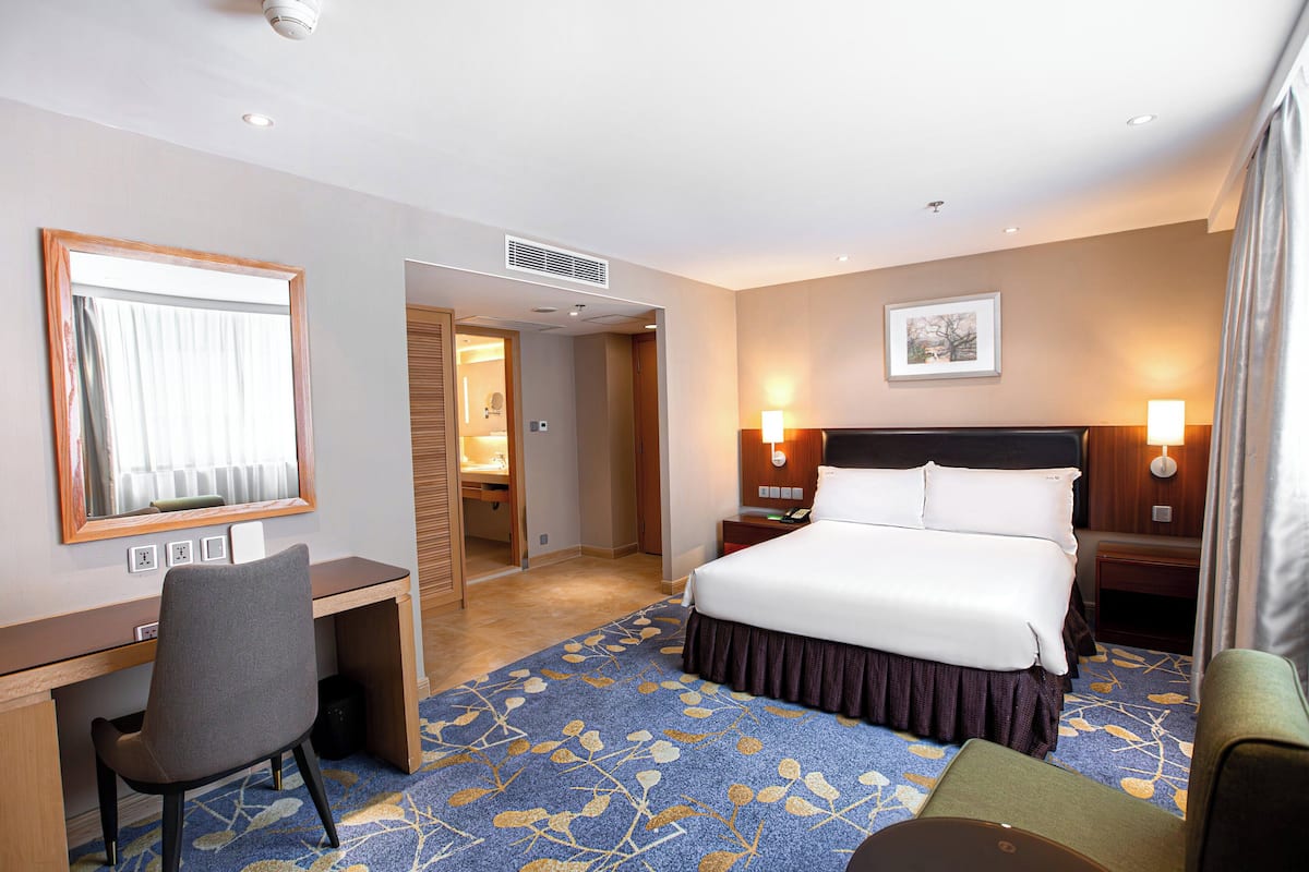 Minibar, in-room safe, desk, iron/ironing board