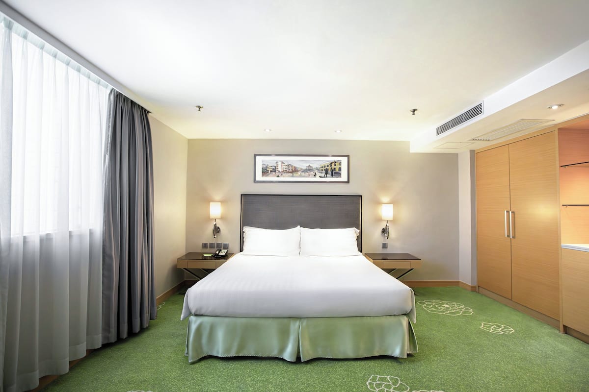 Suite, 1 très grand lit, accès au salon club
