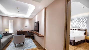 Suite, 1 chambre, accĂšs au salon club | 1 chambre, minibar, coffres-forts dans les chambres, bureau