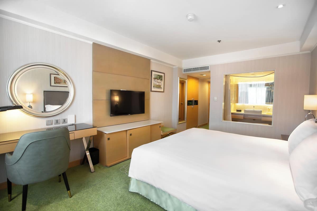 Standard Room, 1 King Bed, Club Lounge Access | Minibar, in-room safe, desk, iron/ironing board