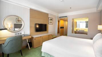 Standard Room, 1 King Bed | Minibar, in-room safe, desk, iron/ironing board