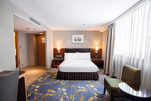 Minibar, in-room safe, desk, iron/ironing board