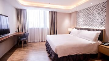 Minibar, coffres-forts dans les chambres, bureau