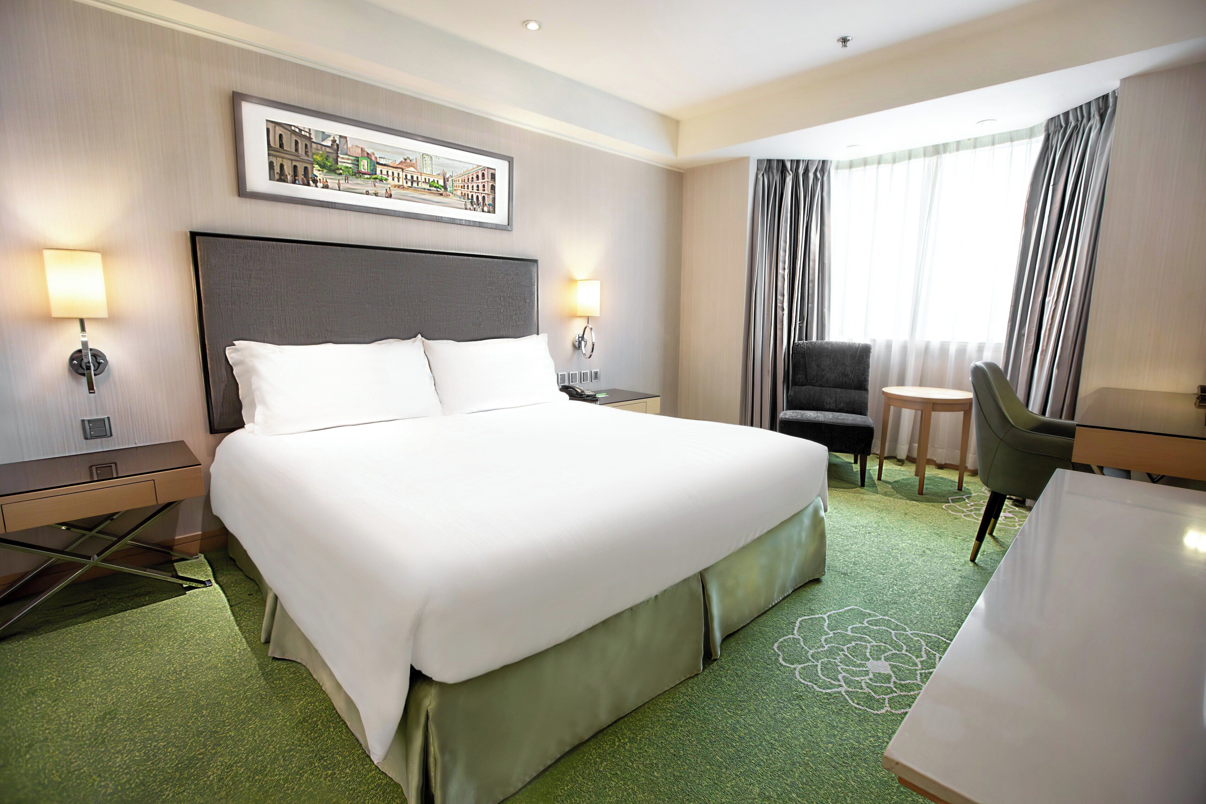Standard Room, 1 King Bed, Club lounge access | Minibar, in-room safe, desk, iron/ironing board