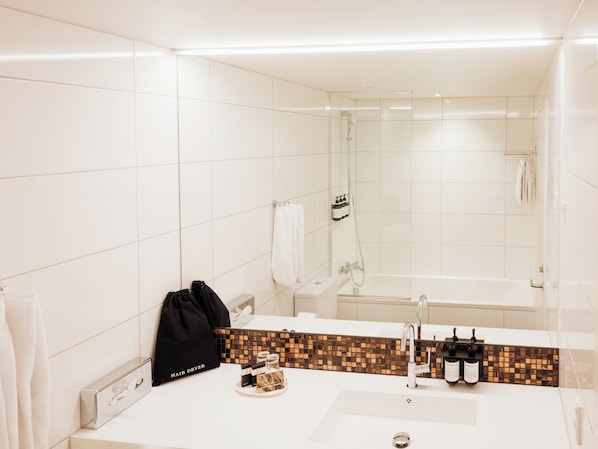 Secador de pelo, toallas, jabón y champú