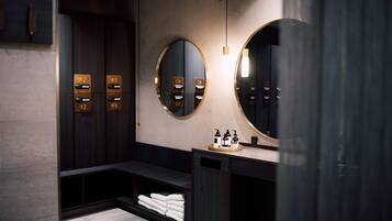 雙人療程室、美體療程、芳療、熱石按摩、產前按摩、運動按摩