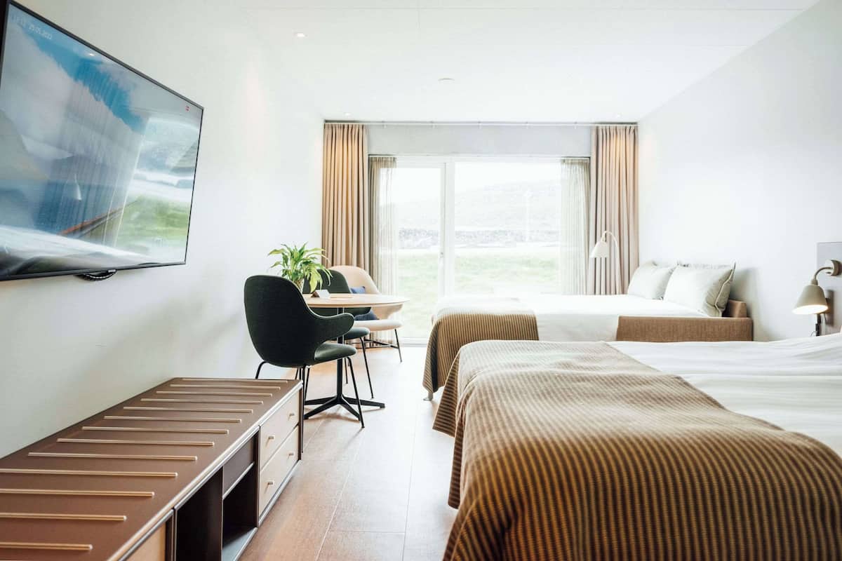 Estudio | Ropa de cama de alta calidad y escritorio