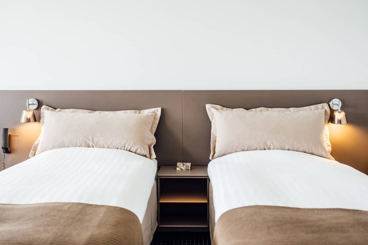 Ropa de cama de alta calidad y escritorio