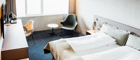 Hochwertige Bettwaren, Schreibtisch, laptopgeeigneter Arbeitsplatz