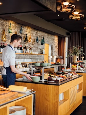 Se ofrece un desayuno bufé todos los días (225 DKK por persona)