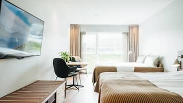 Studio | Hochwertige Bettwaren, Schreibtisch, laptopgeeigneter Arbeitsplatz