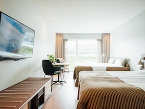 Premium bedding, desk, laptop workspace, blackout curtains - Hotel Føroyar (Tórshavn)