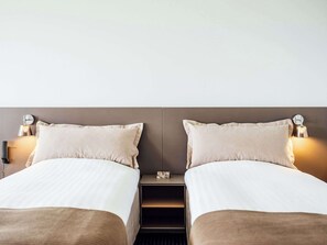 1 bedroom, premium bedding, desk, laptop workspace