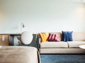 패밀리룸 | 고급 침구, 책상, 노트북 작업 공간, 암막 커튼