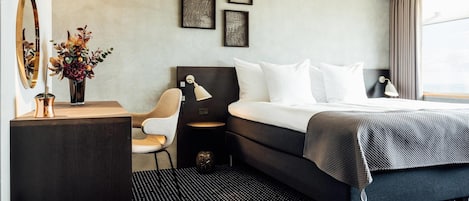 Executive Suite | Premium bedding, desk, laptop workspace, blackout drapes