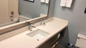 Combined shower/tub, free toiletries, hair dryer, towels