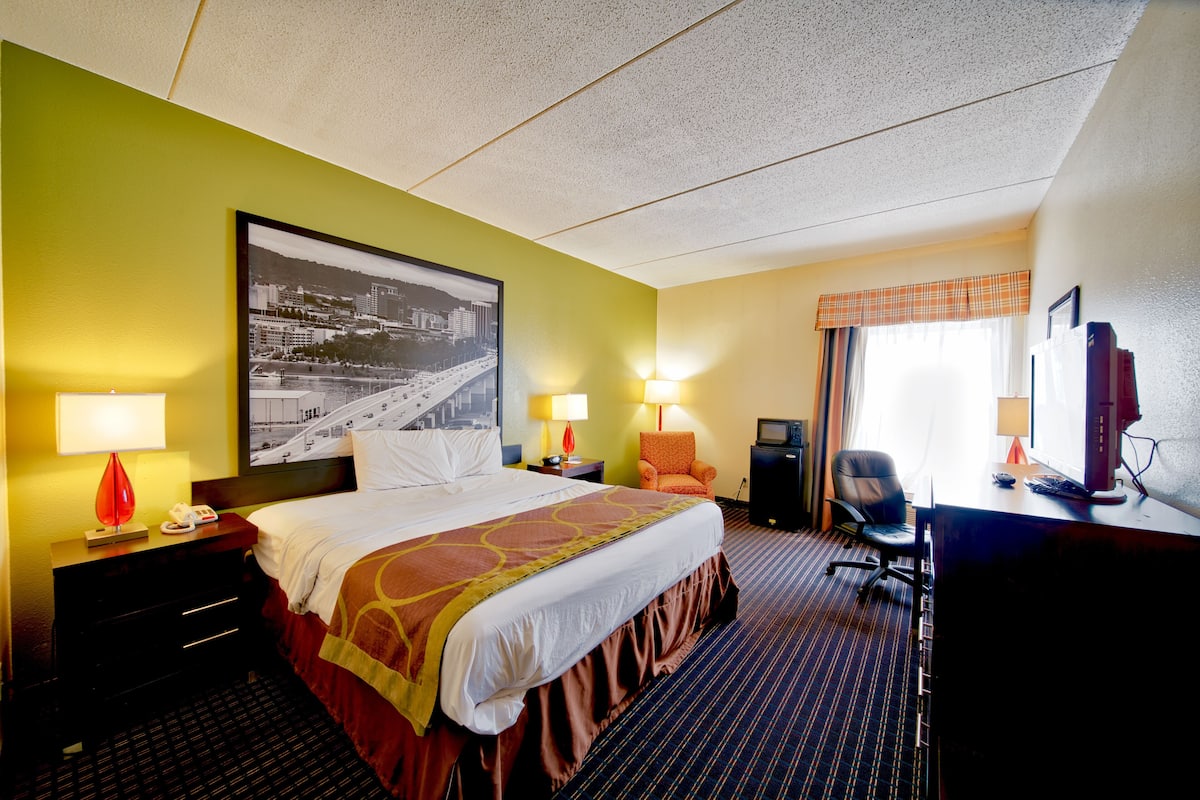 1 bedroom, premium bedding, desk, blackout drapes