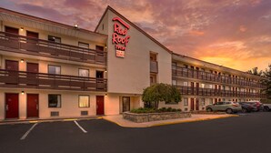 A Red Roof Inn with a two-story structure, multiple balconies, and a parking lot. - Red Roof Inn Tinton Falls - Jersey Shore (Tinton Falls)