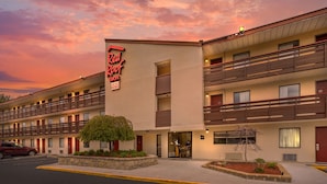 Un hôtel Red Roof Inn avec une structure à deux étages, de nombreux balcons et un parking.