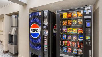 Dos máquinas expendedoras, una de Pepsi y otra con diversos bocadillos.