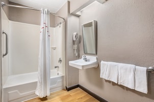 Standard Room, 1 Double Bed, Accessible (Smoke Free) | Baño | Artículos de higiene personal gratuitos, secador de pelo y toallas