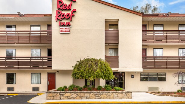 A Red Roof Inn with a sign indicating free Wi-Fi in every room. - Red Roof Inn Tinton Falls - Jersey Shore (Tinton Falls)